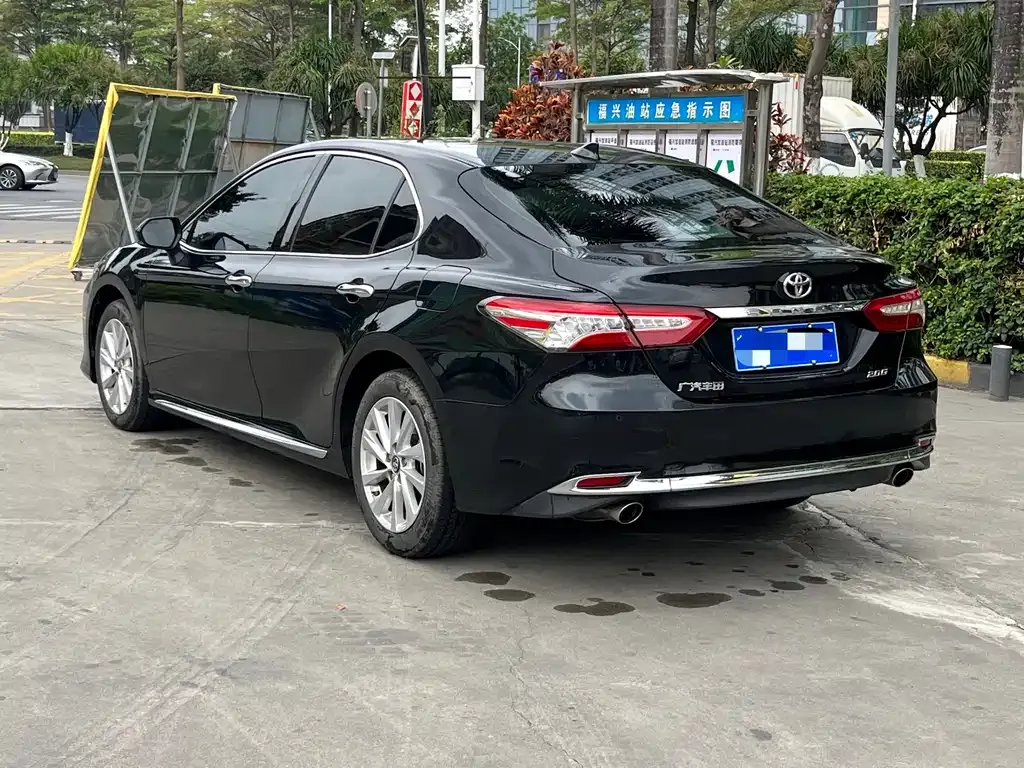 Toyota Camry — фото 2