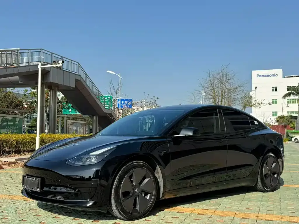 Tesla Model 3 — фото 1