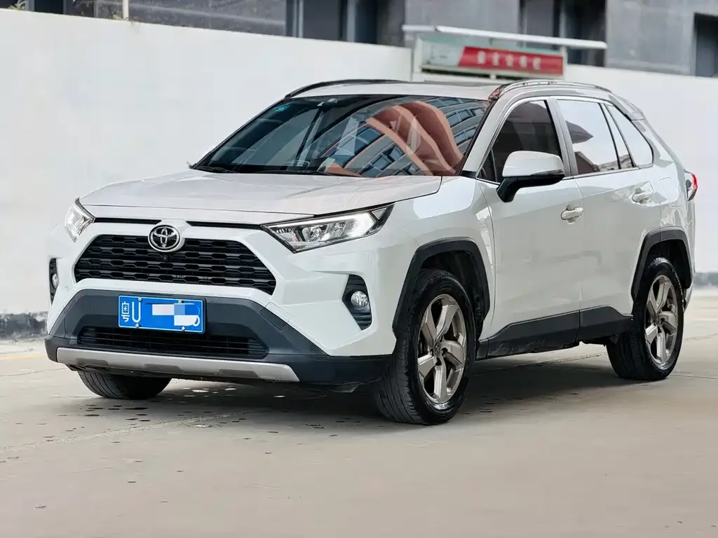 Toyota RAV4 — фото 1