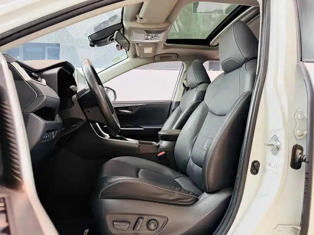 Toyota RAV4 — фото 9