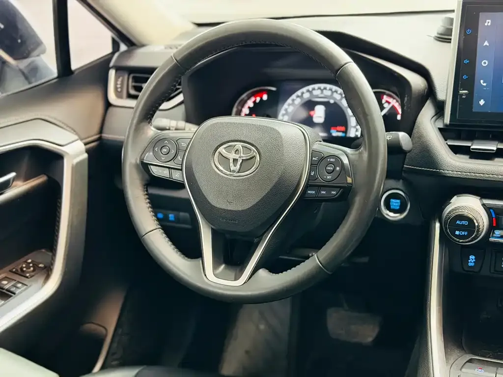 Toyota RAV4 — фото 4