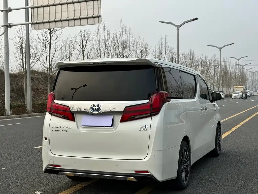 Toyota Alphard — фото 4