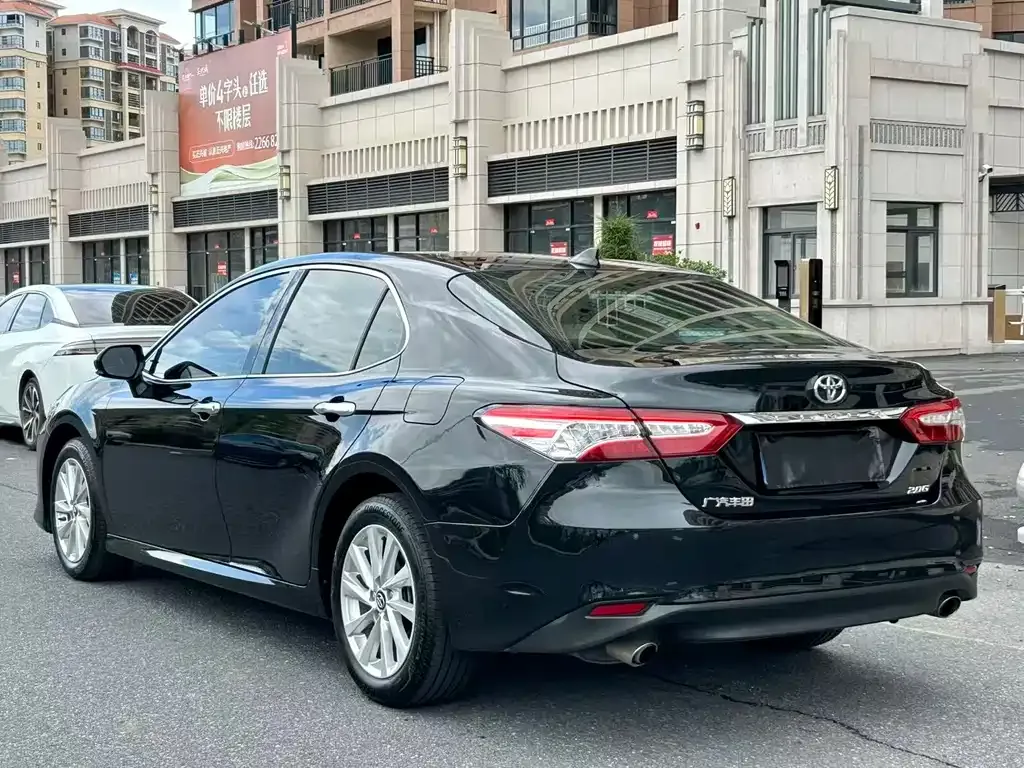 Toyota Camry — фото 10