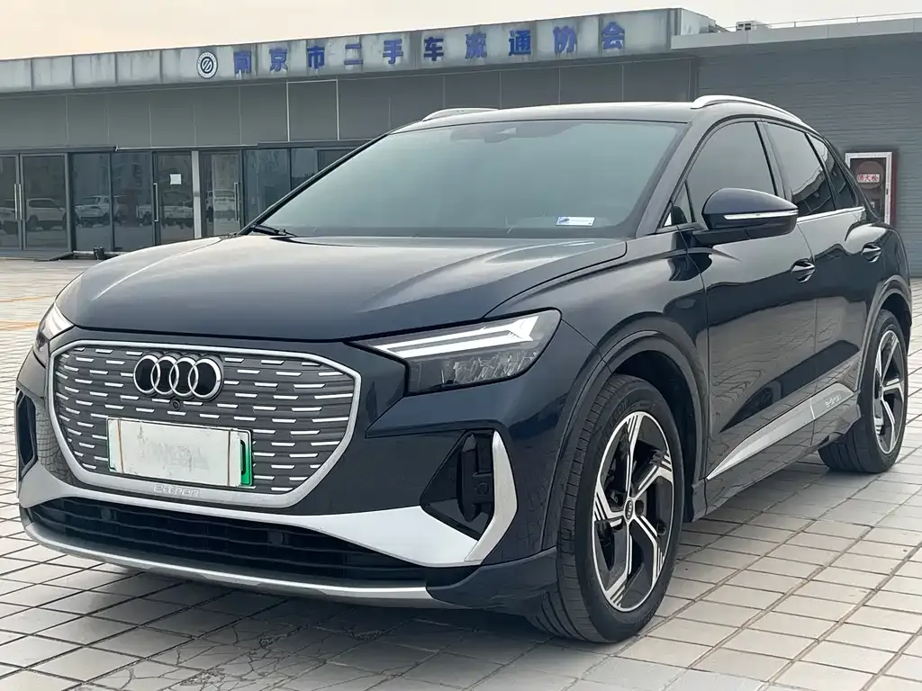 Audi Q4 e-tron — фото 1