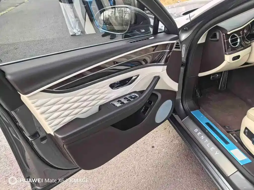 Bentley Flying Spur — фото 3