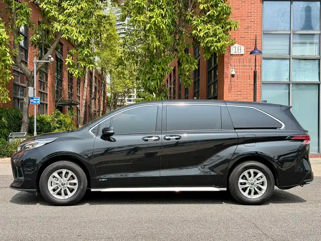 Toyota Granvia — фото 3
