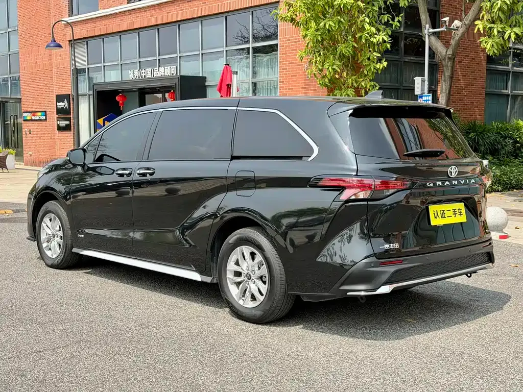 Toyota Granvia — фото 2