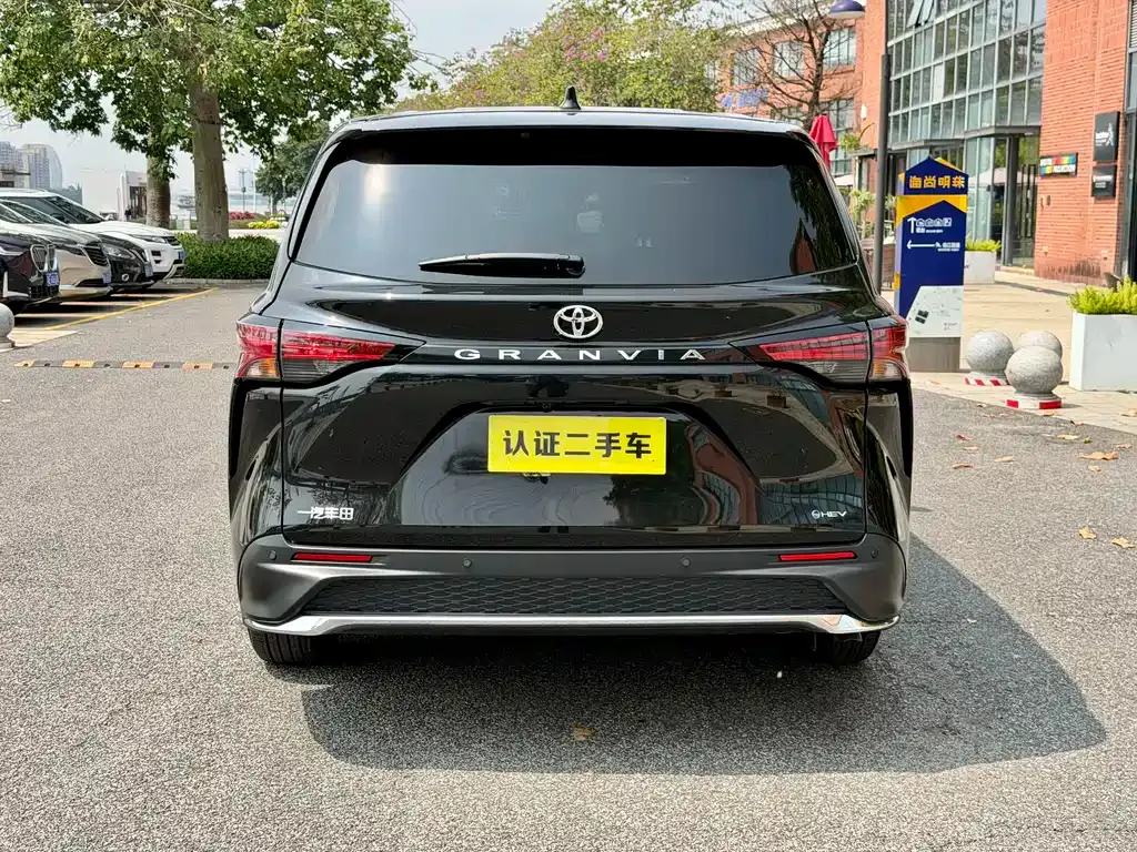 Toyota Granvia — фото 4