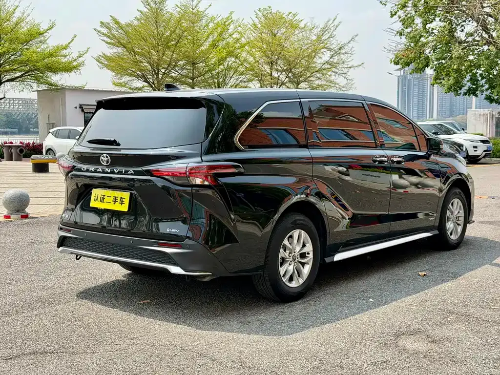 Toyota Granvia — фото 5