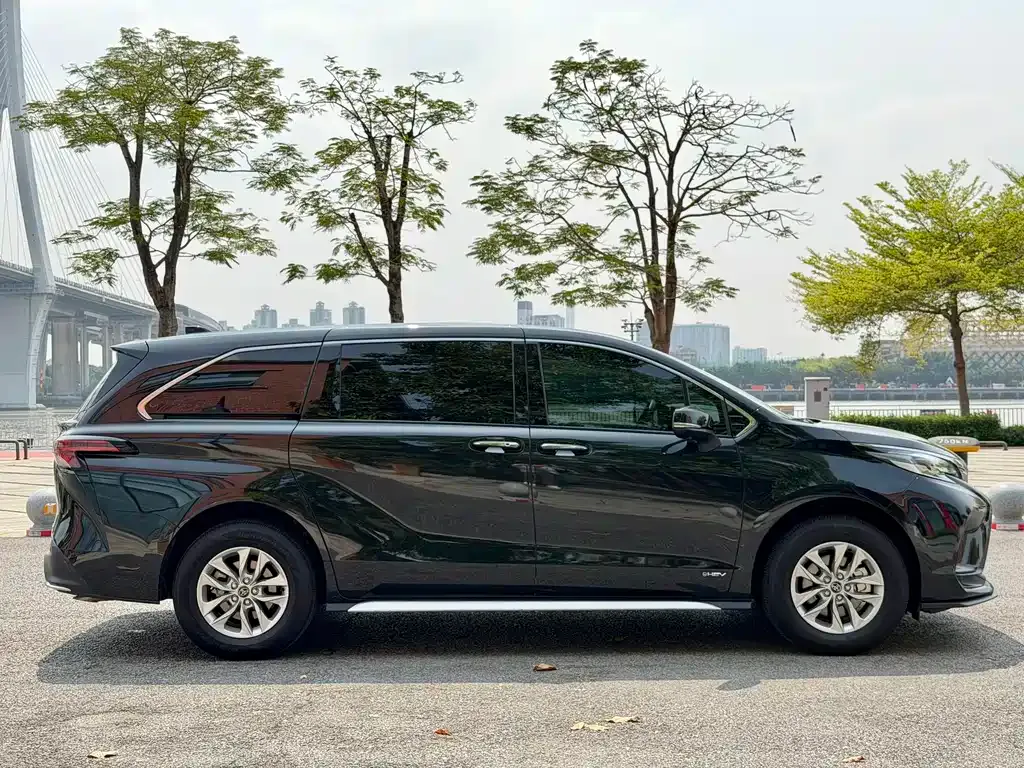 Toyota Granvia — фото 8