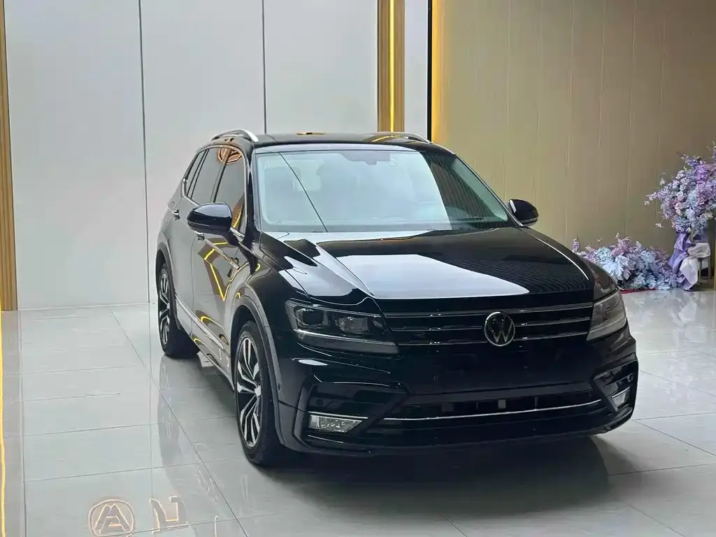 Volkswagen Tiguan L — фото 1