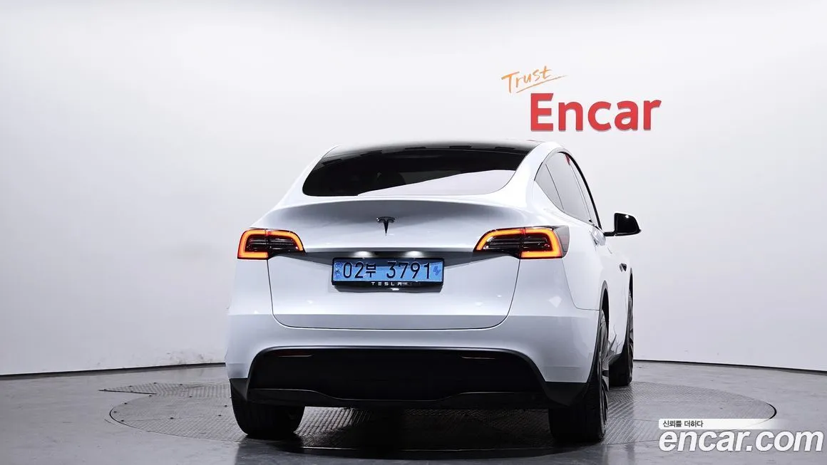 Tesla Model Y — фото 10