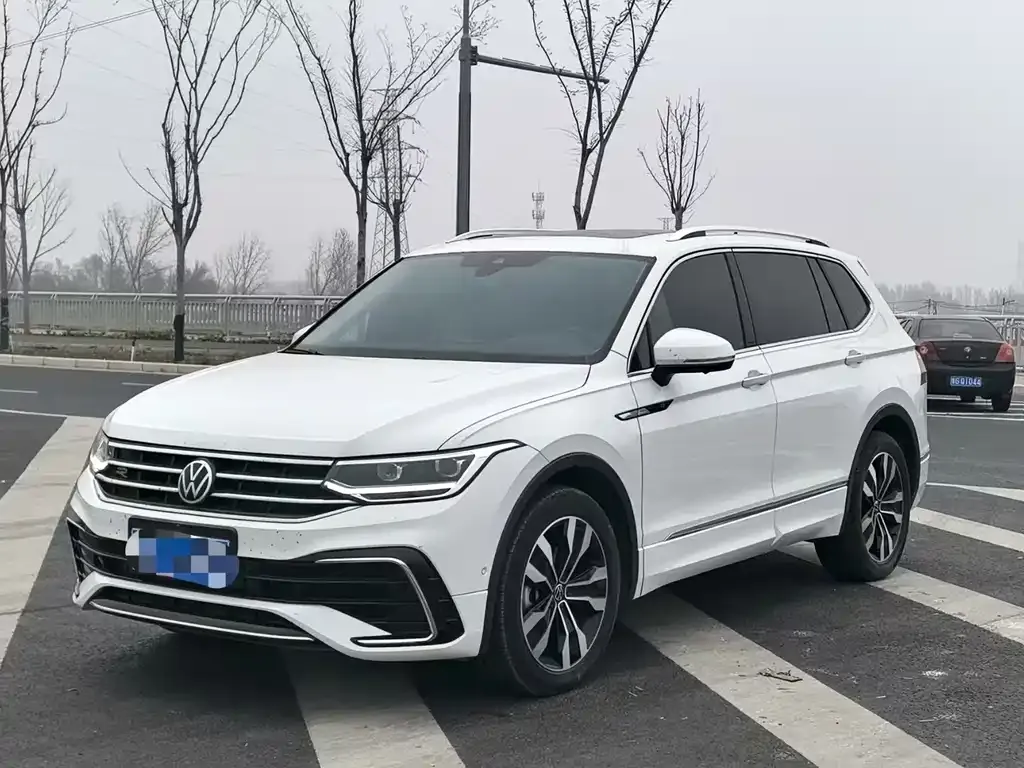 Volkswagen Tiguan L — фото 1