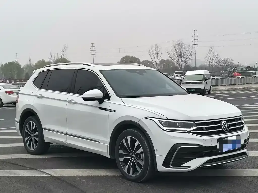 Volkswagen Tiguan L — фото 9