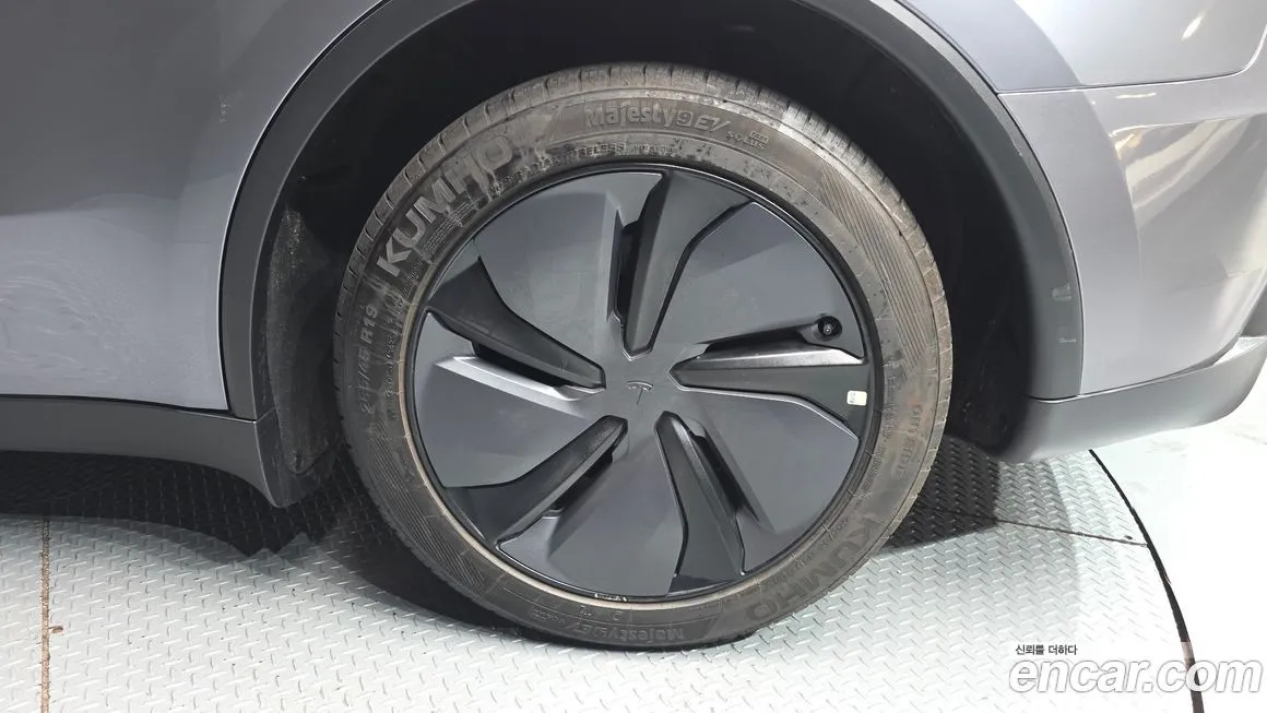 Tesla Model Y — фото 9