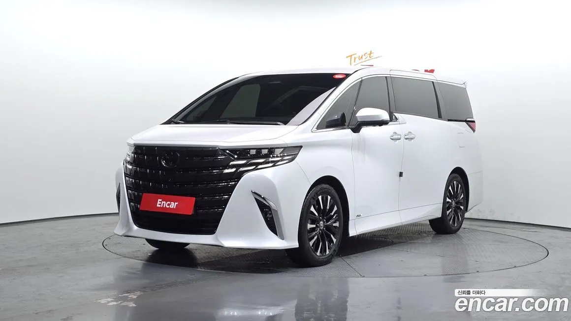 Toyota Alphard — фото 1
