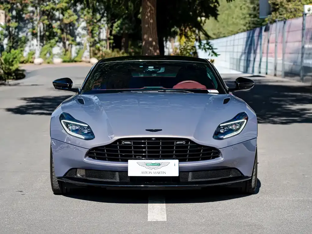 Aston Martin DB11 — фото 10