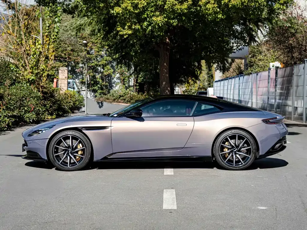 Aston Martin DB11 — фото 9