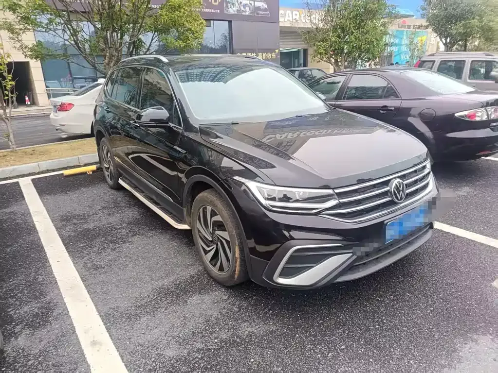 Volkswagen Tiguan L — фото 1