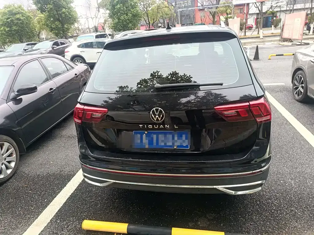 Volkswagen Tiguan L — фото 10