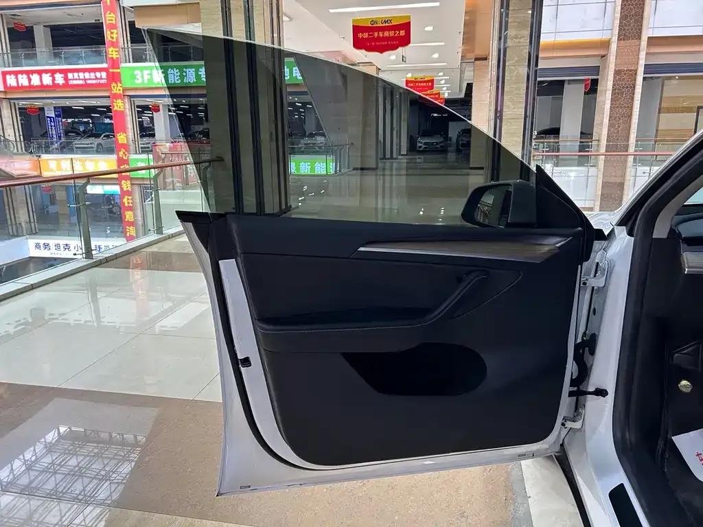 Tesla Model Y — фото 5