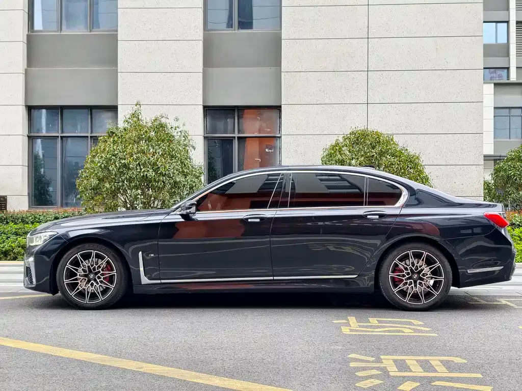 BMW 7 Series — фото 10