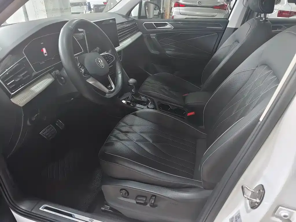 Volkswagen Tiguan L — фото 8