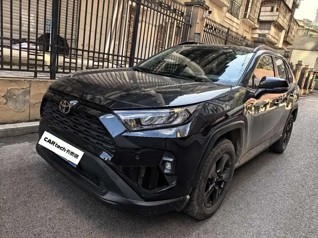 Toyota RAV4 — фото 1