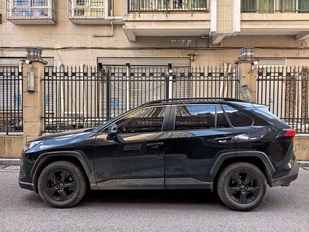 Toyota RAV4 — фото 9
