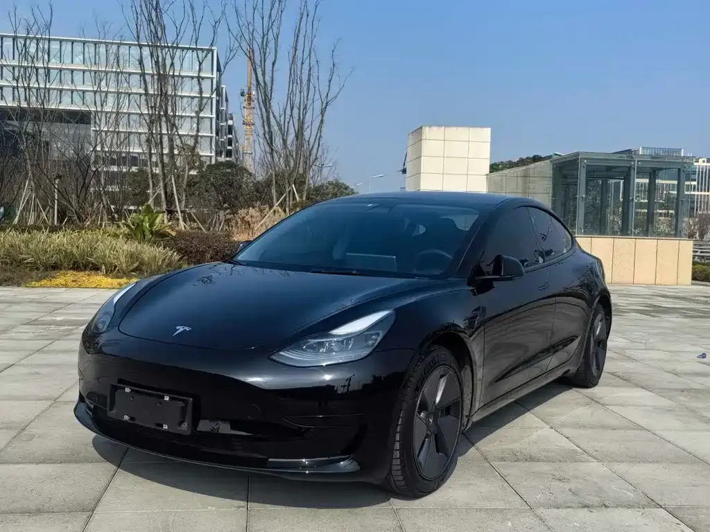 Tesla Model 3 — фото 1