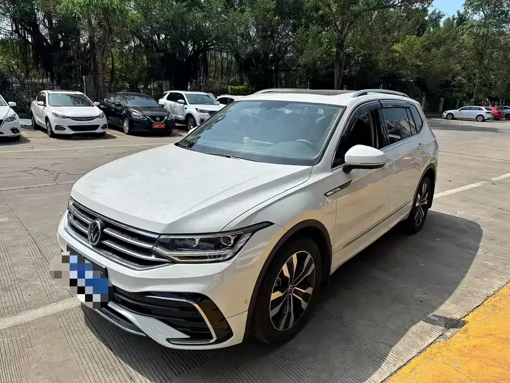 Volkswagen Tiguan L — фото 1