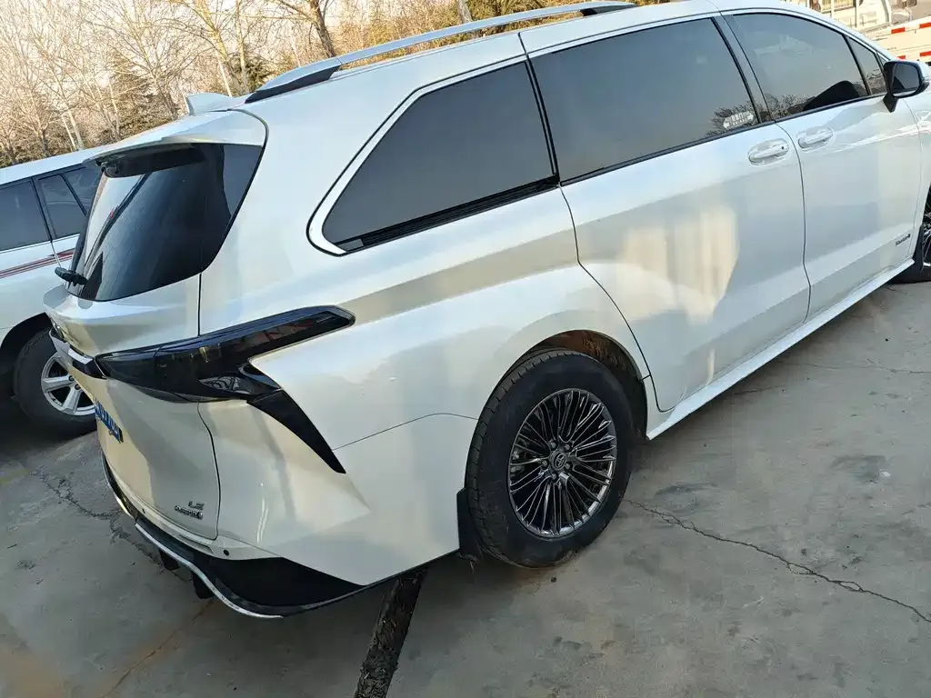 Toyota Sienna — фото 5