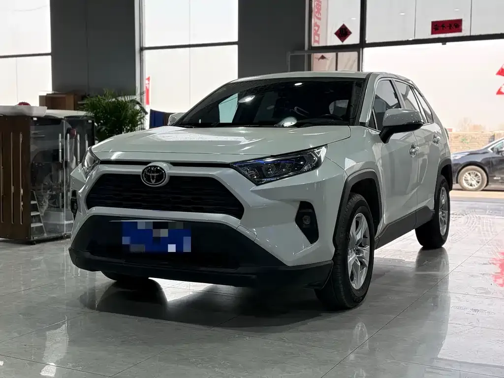 Toyota RAV4 — фото 1