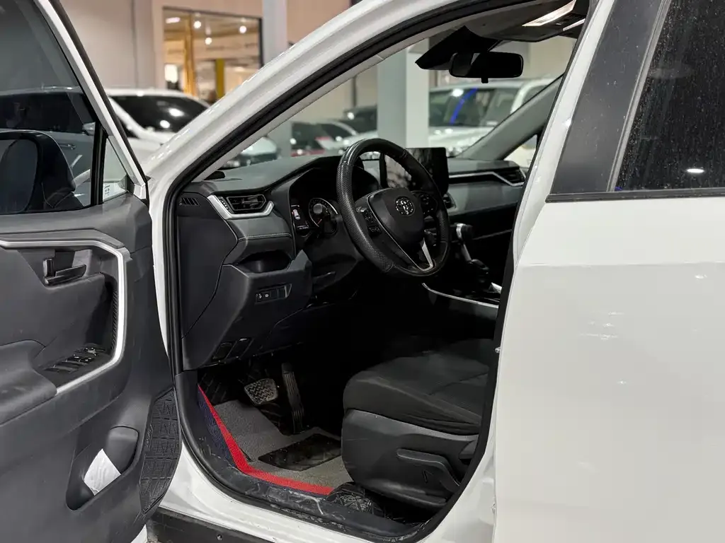 Toyota RAV4 — фото 6