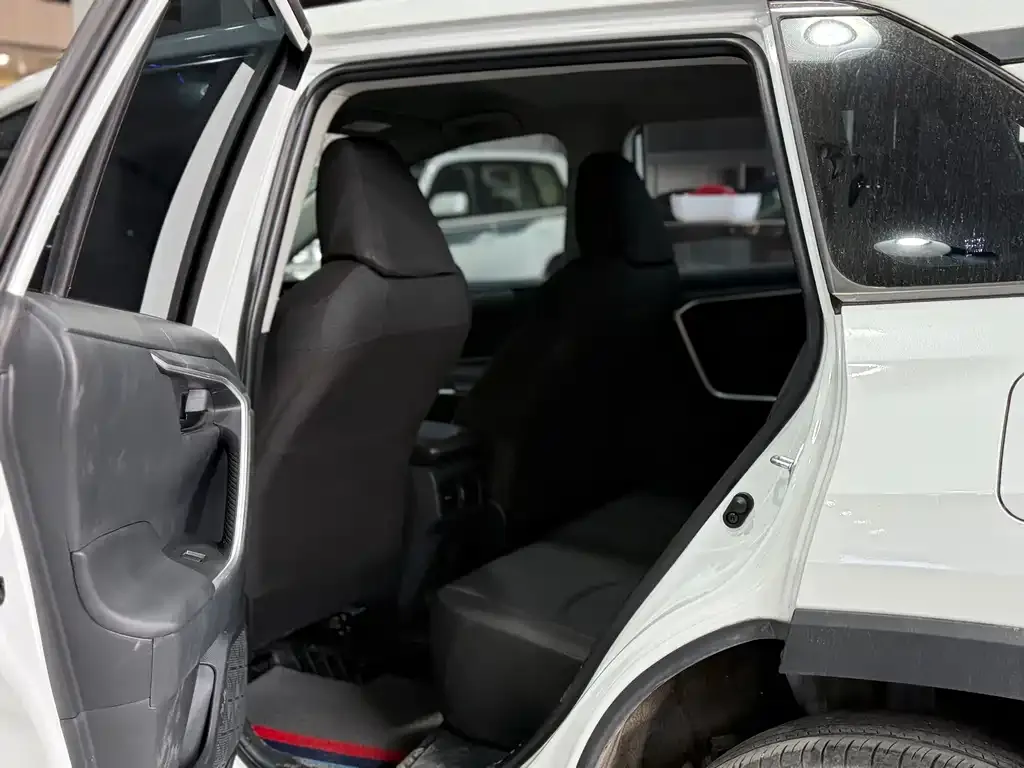 Toyota RAV4 — фото 4