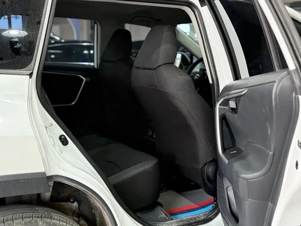 Toyota RAV4 — фото 3