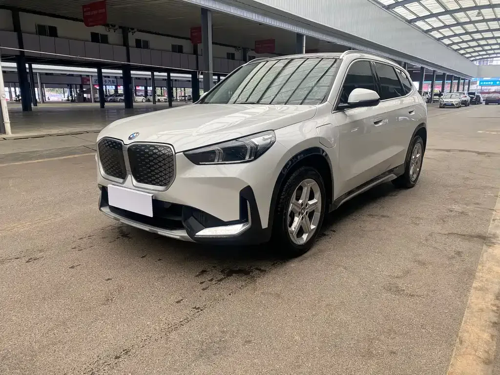 BMW iX1 — фото 1