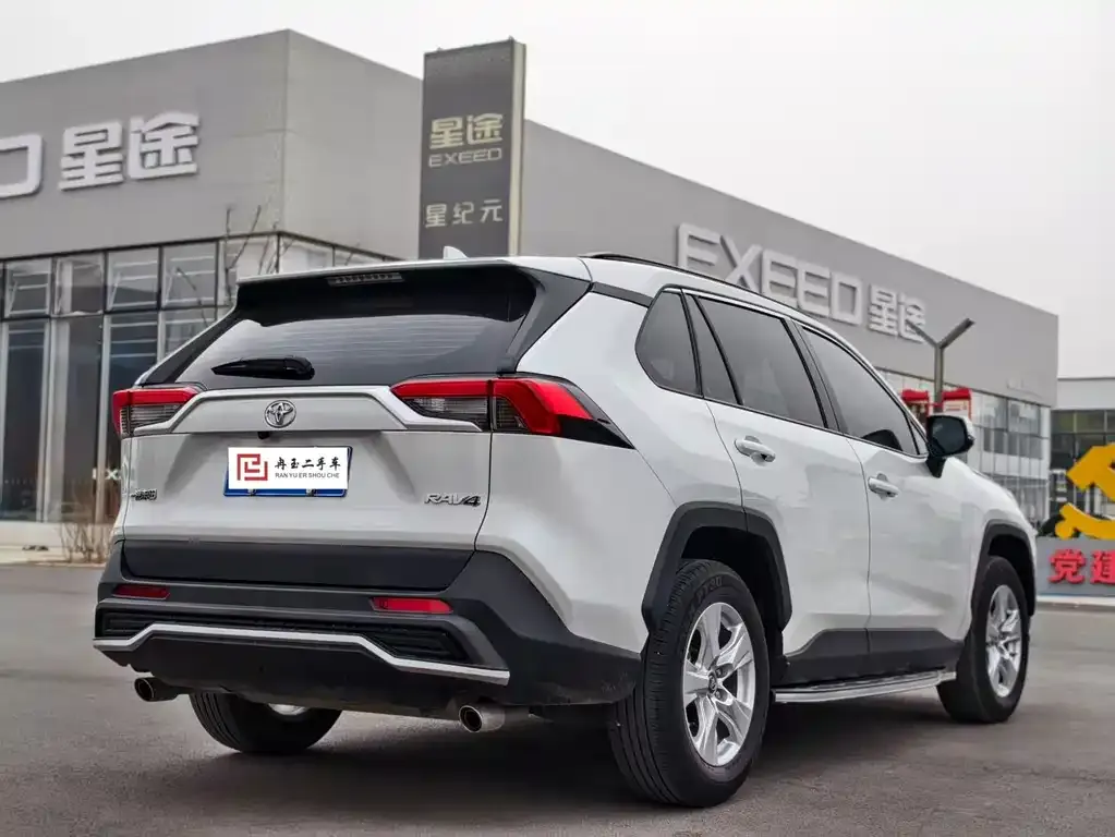 Toyota RAV4 — фото 7