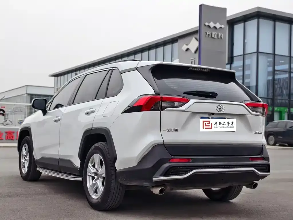 Toyota RAV4 — фото 8