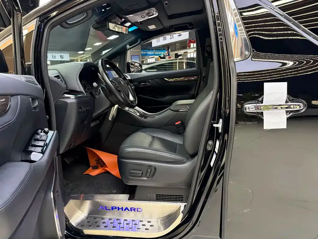Toyota Alphard — фото 9