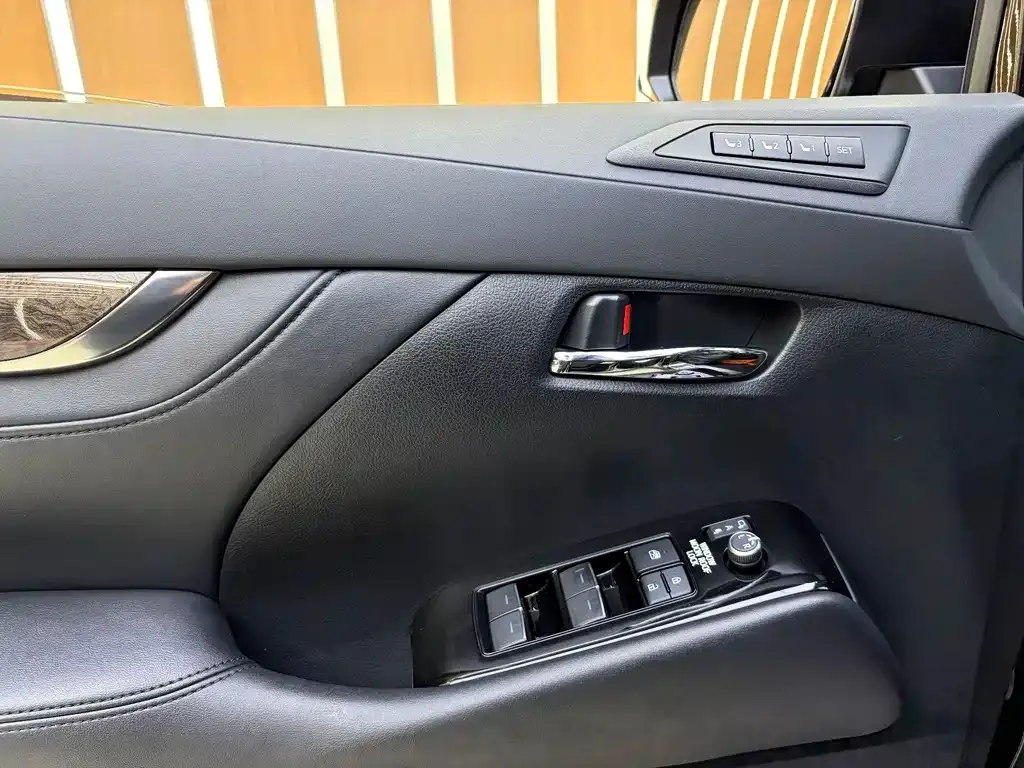 Toyota Alphard — фото 8