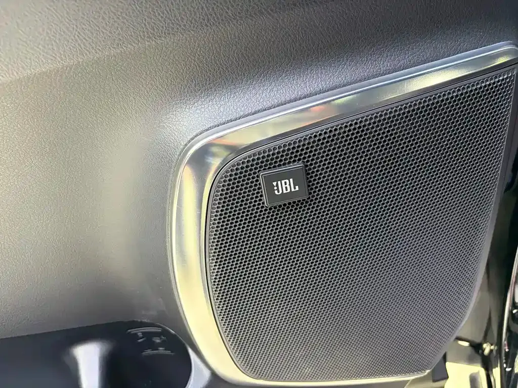 Toyota Alphard — фото 10
