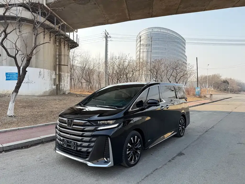 Toyota Vellfire — фото 1