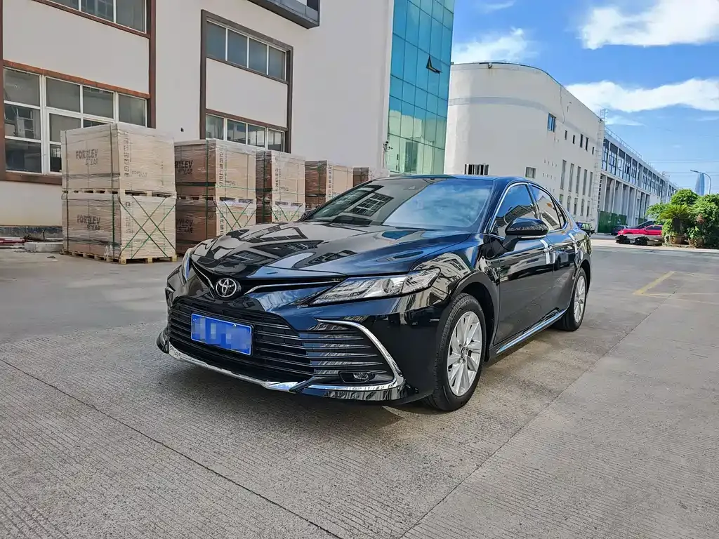 Toyota Camry — фото 1