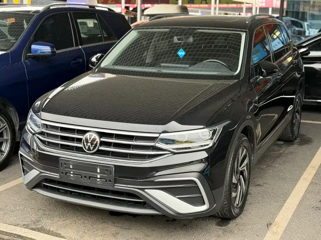 Volkswagen Tiguan L — фото 1