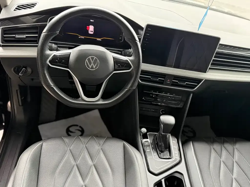 Volkswagen Tiguan L — фото 10