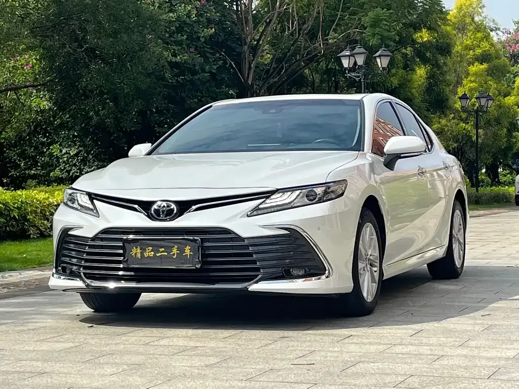 Toyota Camry — фото 1