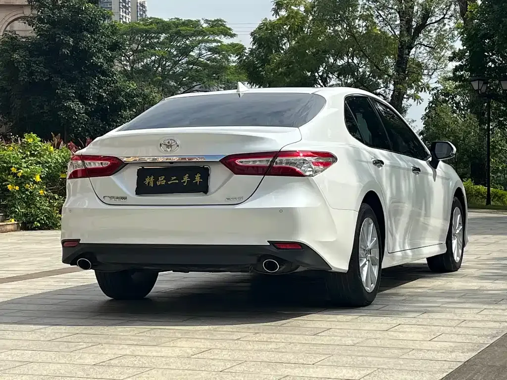 Toyota Camry — фото 2