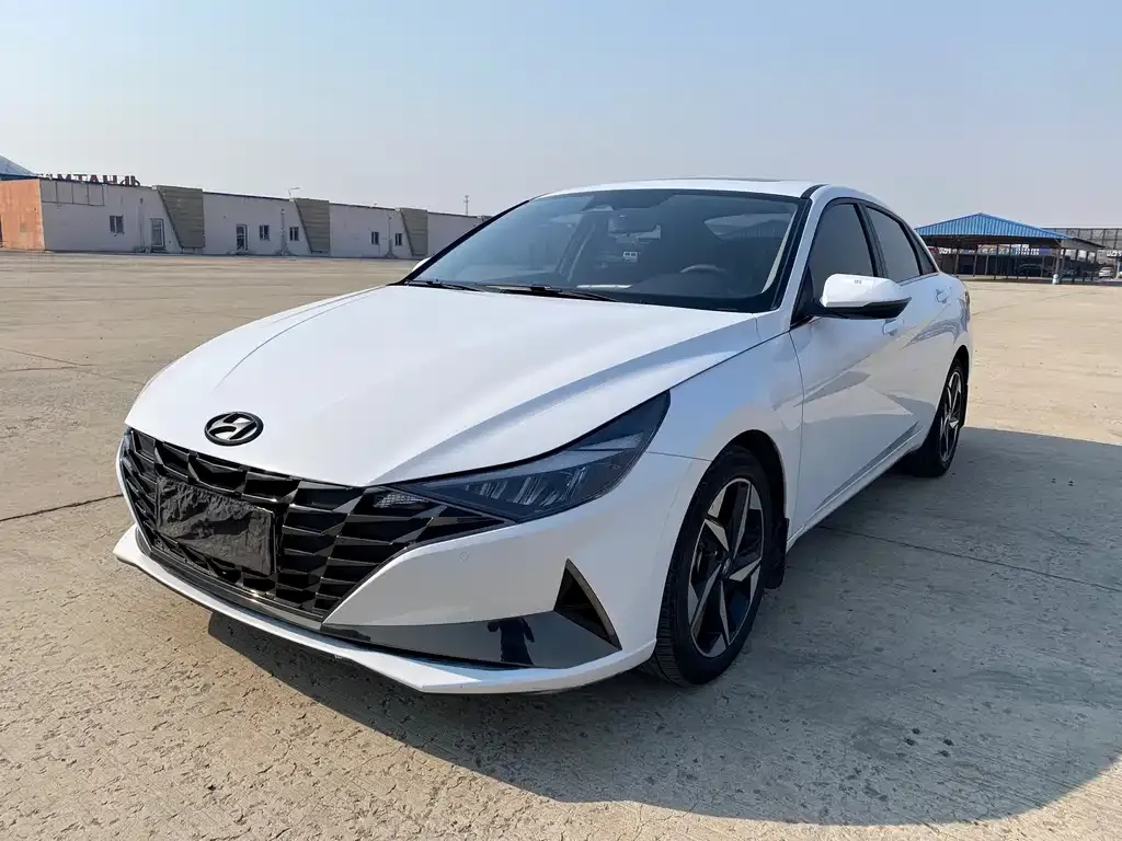 Hyundai Elantra — фото 1