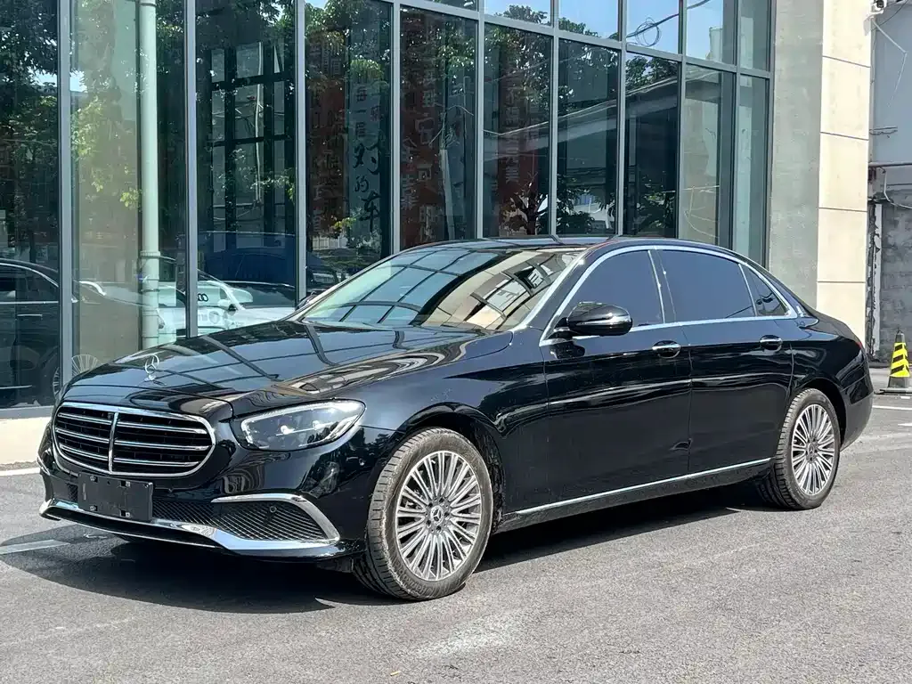Mercedes-Benz E-Class — фото 1